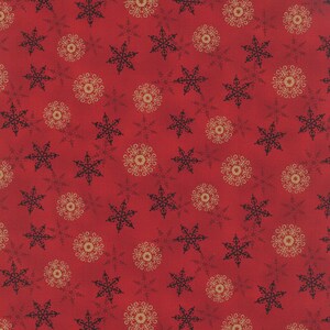 Durch die kontinuierliche halb YARD - freuen Sie sich in der Saison von Deb Strain für Moda, #19764-11 Geschichte Maroon, schwarz und Gold Schneeflocken auf rot