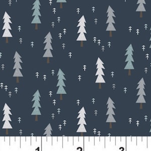 Könnte beinhalten: Ein dunkelblauer Stoff mit einem sich wiederholenden Muster aus weißen und hellblauen stilisierten Kiefern. Der Stoff hat ein Lineal mit einer Länge von 7,6 cm.