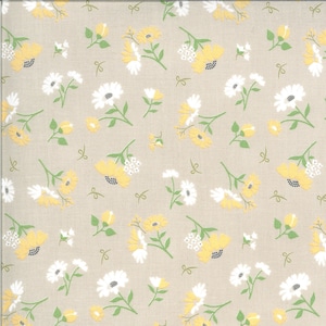 SÄLLSYNT - Per halv meter - Spring Brook av Corey Yoder för Moda Fabrics, mönster #29111-12 Tossed Daisies på stentaupe