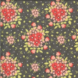 Könnte beinhalten: Ein grauer Stoff mit einem sich wiederholenden Muster aus rosa und roten Blumen, grünen Blättern und weißen Punkten.