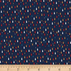 以下が含まれることがあります： 紺色の生地に、カラフルな雨粒が繰り返しパターンで描かれています。雨粒は赤、白、黄、青です。