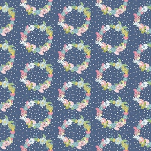 Peut inclure: Un motif sans couture avec des couronnes de fleurs répétées sur un fond bleu avec des pois blancs. Les couronnes sont composées de différentes fleurs et feuilles de couleurs pastel.
