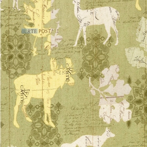Puede incluir: Una tela con estampado verde y blanco con imágenes de un alce, un ciervo, un zorro y hojas. La tela tiene un aspecto vintage con texto escrito a mano y sellos.