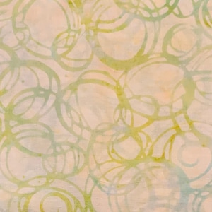 以下が含まれることがあります： 薄いベージュの背景に、緑と黄色の円が抽象的なパターンを描いています。円は重なり合って、動きを感じさせます。