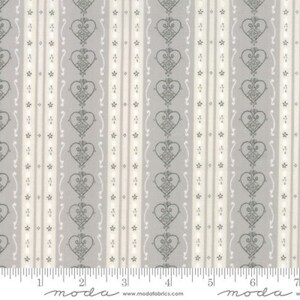 Peut inclure: Tissu rayé gris et blanc avec un motif répété de cœurs stylisés. Le tissu a un léger brillant et une texture douce.
