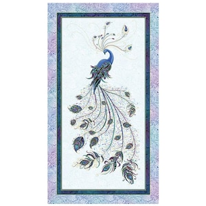 Puede incluir: Panel decorativo con un pavo real estilizado. El pavo real está representado en tonos de azul, verde azulado y morado sobre un fondo blanco. Las plumas de la cola del ave están desplegadas y el panel está enmarcado con un borde estampado.