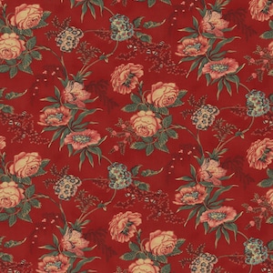 Puede incluir: Patrón floral continuo sobre fondo rojo. El diseño presenta rosas, hortensias y otras flores en tonos rosa, crema y azul, con hojas verdes. El estilo evoca un textil vintage, adecuado para tela o papel pintado.
