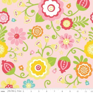 Può includere: Un tessuto rosa con un motivo ripetitivo di fiori colorati e volute. I fiori sono in tonalità di rosa, giallo, arancione e rosso. Le volute sono in tonalità di verde.