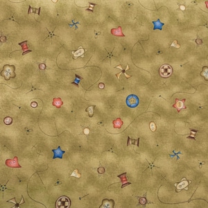 Peut inclure: Un tissu brun avec un motif répétitif d'images sur le thème de la couture, y compris des boutons, des bobines de fil, des étoiles, des cœurs et des fleurs. Le fond est de couleur brun clair.