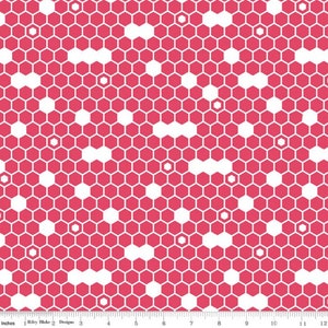 Pu&ograve; includere: Un tessuto geometrico rosa e bianco con un motivo a esagoni che si ripete. Gli esagoni sono bianchi con un contorno rosa e sono disposti a forma di nido d'ape.