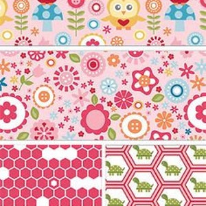 Pu&ograve; includere: Tessuto rosa con una variet&agrave; di motivi tra cui gufi, fiori e disegni geometrici. I motivi sono in tonalit&agrave; di rosa, rosso, verde e bianco.