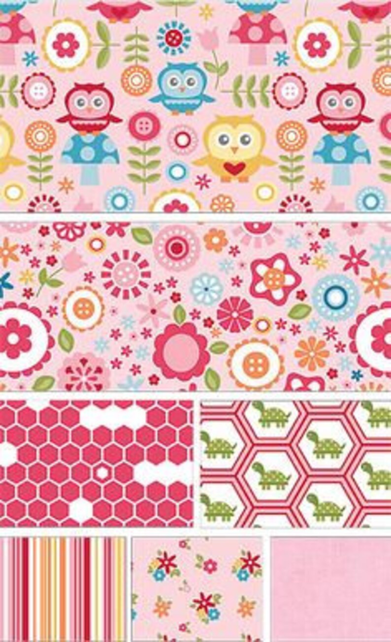 Pu&ograve; includere: Tessuto rosa con una variet&agrave; di motivi tra cui gufi, fiori e disegni geometrici. I motivi sono in tonalit&agrave; di rosa, rosso, verde e bianco.