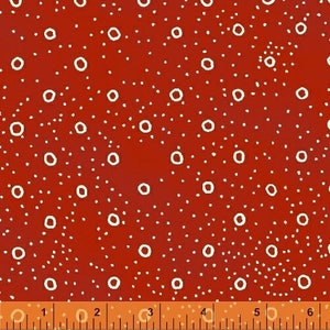 Könnte beinhalten: Roter Stoff mit einem weißen Tupfenmuster. Die Punkte sind unterschiedlich groß und in einem zufälligen Muster angeordnet. Der Stoff wird mit einem Lineal zur Skalierung gezeigt.