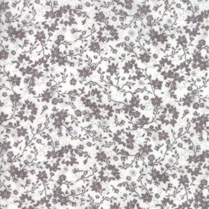 以下が含まれることがあります： 白地にグレー系の花柄が繰り返される生地。デザインは花のクラスターと繊細なつるで、クラシックでエレガントな外観を作り出しています。キルティング、縫製、またはクラフトプロジェクトに最適です。