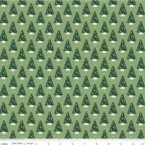 RARE - By The Continuous HALF YARD - Christmas Traditions van Dani Mogstad voor Riley Blake, #C9591 versierde rijen kerstbomen op groen