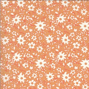 以下が含まれることがあります： 白と桃色の背景に、白い花と小さなつぼみが繰り返されるパターン。 デイジーのような花と繊細な葉が様々なサイズでデザインされており、生地や壁紙に適した、全面プリントです。