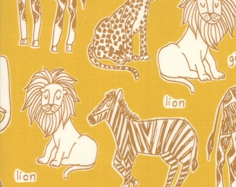 Può includere: Un tessuto giallo con un'illustrazione bianca e marrone di vari animali, tra cui un leone, una zebra, una giraffa e un ghepardo. Il testo "leone" e "zebra" è incluso anche nel design.