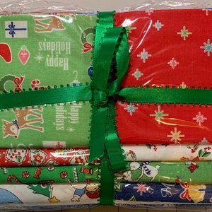 Könnte beinhalten: Ein Set mit 10 Weihnachtsstoffquadraten, verpackt in grünem Band mit weißem Hintergrund. Die Stoffquadrate zeigen verschiedene Weihnachtsmotive, darunter Rentiere, Zuckerstangen, Schneemänner und Weihnachtsbäume. Die Stoffquadrate sind perfekt zum Quilten, Basteln und für andere kreative Projekte.