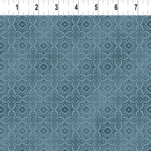 Op de afbeelding: Een naadloze patroonstof met een geometrisch ontwerp in blauw en wit. Het patroon heeft een repeterend motief van in elkaar grijpende vierkanten en sterren.