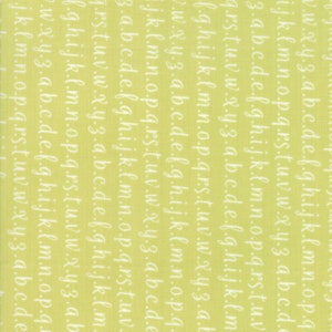 Puede incluir: Una tela verde con un patrón de alfabeto blanco. Las letras están escritas a mano y se repiten en filas.