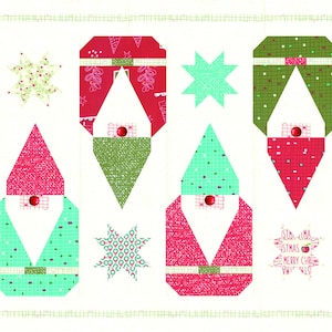 Peut inclure: Un fond blanc avec un motif répétitif de gnomes verts, rouges et bleus avec des chapeaux à motifs blancs, rouges et verts. Les gnomes sont entourés de flocons de neige blancs avec des accents rouges, verts et bleus.