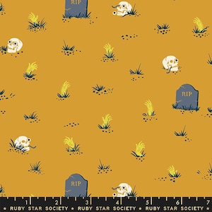 Könnte beinhalten: Ein gelber Stoff mit einem sich wiederholenden Muster aus Schädeln, Grabsteinen und Händen, die aus dem Boden ragen. Die Grabsteine tragen die Aufschrift "RIP". Der Stoff ist perfekt für Halloween-Bastelarbeiten und -Projekte.