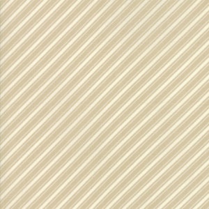 Op de afbeelding: Een beige stof met witte diagonale strepen. De stof heeft een subtiele textuur.