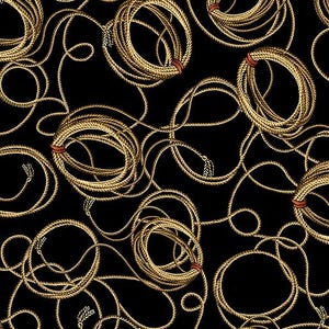 Peut inclure: Motif répété de cordes dorées enroulées avec des bandes rouges sur fond noir. Les cordes sont disposées dans un motif tourbillonnant et superposé, créant un effet visuel texturé et dynamique. Le motif évoque un thème rustique ou occidental.