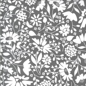SÄLLSYNT - Per halv meter - Spring Brook av Corey Yoder Moda Fabrics, mönster #29114-23 Vit Flowerville på skiffergrå