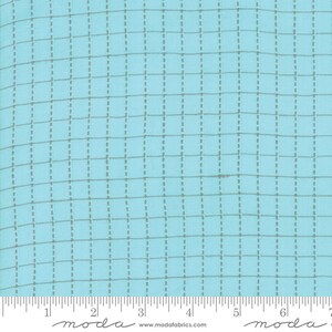 Rzadkie - By The Continuous HALF YARD - Sugarcreek Silky WOVENS autorstwa Corey'a Yodera dla Moda Fabrics, wzór nr 12230-19 Szara kratka w kratkę na niebieskim tle nieba