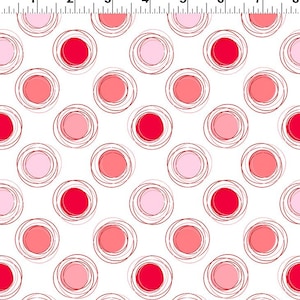 Op de afbeelding: Witte stof met een herhalend patroon van rode en roze cirkels met een witte omtrek. De cirkels zijn met de hand getekend.