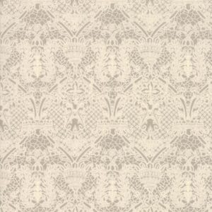 以下が含まれることがあります： ベージュの背景に白いレースのシームレスなパターン。レースのデザインは、複雑な花のモチーフと幾何学的な形を特徴としています。