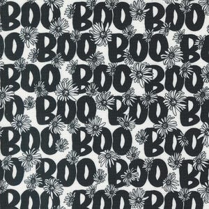 レア - The Continuous HALF YARDS - Noir by Alli K Design for Moda Fabrics、パターン #11544-21 Black Boo Text and Flowers on Ghost White