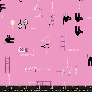 Puede incluir: Tela rosa con un patrón repetido de gatos negros, escaleras, paraguas, flores y texto. El texto incluye "Loves Me Not", "Too Bad", "Superstitious", "Watch Out!" y "Beware".
