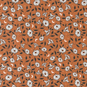 Pode incluir: Um padrão sem costura com flores brancas sobre um fundo castanho. As flores são estilizadas e têm a forma de uma trombeta. O fundo é de cor castanho sólido com pequenos pontos brancos.
