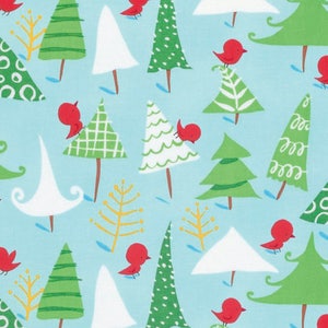 By The HALF YARD - Buon Natale di David Walker di Free Spirit, Patt #PWDW129 Snowbirds, uccelli rossi da 3/4&quot; e alberi decorati su azzurro chiaro