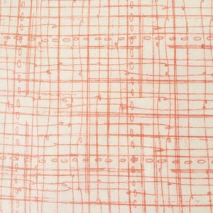 Przez The Continuous HALF YARD - Bloom autorstwa Amylee Weeks For Quilting Treasures, #23934-G Szkicowana krata koralowa na kremowo-białym tle, nieuporządkowana siatka