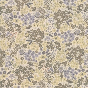 以下が含まれることがあります： 薄いクリーム色の生地に、小さな紫、茶色、黄色の花が繰り返しパターンで描かれています。背景は薄いクリーム色です。