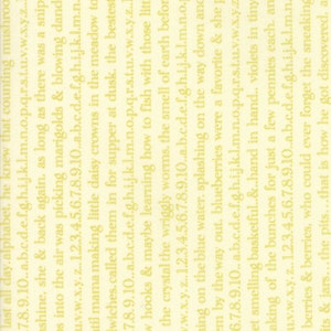 Op de afbeelding: Een gele en witte stof met een herhalend tekstpatroon. De tekst is in een gele lettertype en luidt: "7.8.9.10..a.b.c.d.e.f.g.h.i.j.k.l.m.n.o.p.q.r.s.t.u.v.w.x.y.z...ashine, she & back again. as long as there was a snip os into the air was picking marigolds & blowing dand 1.v.w.x.y.z..1.2.3.4.5.6.7.8.9.10..a.b.c.d.e.f.g.h.i.j.k.l.m.n..atil mama making little daisy crowns in the meadow to wiches.called them in for supper at dusk. the bestest 7.8.9.10..a.b.c.d.e.f.g.h.i.j.k.l.m.n.o.p.q.r.s.t.u.v.w.x.y.z..w hooks & maybe learning how to fish with those litt the crystal the wriggly worms. the smell of earth befor w.w.x.y.z..1.2.3.4.5.6.7.8.9.10..a.b.c.d.e.f.g.h.i.j.k.l.m.n.o.ning on the blue water. splashing on the way down and em by the way out. blueberries were a favourite & she p 6.7.8.9.10..a.b.c.d.e.f.g.h.i.j.k.l.m.n.o.p.q.r.s.t.u.v.w.x.y.z et smelling basketful..&..hand in hand.. violets in tiny aking of the bunches for just a few pennies each. an u.v.w.x.y.z.. 12.3.4.5.6.7.8.9.10..a.b.c.d.e.f.g.h.ij.k.l.m.n berries & berries, who could ever forget the sneaking its & jars...the pits...that is how he got discovered. a"