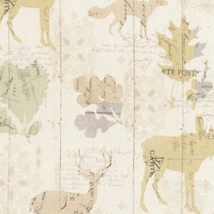 Puede incluir: Tela beige con fondo blanco con un patrón repetido de siluetas de animales estilizadas, incluyendo un alce, un zorro, un ciervo y un alce. La tela también presenta un patrón repetido de hojas y texto escrito a mano en un estilo vintage. La tela se mide en pulgadas.