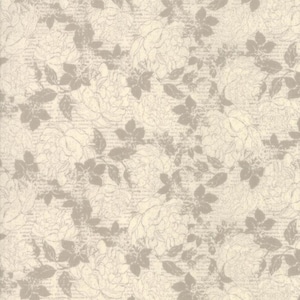 以下が含まれることがあります： クリーム色の背景に、白い花と灰色の葉が繊細な花柄で描かれたシームレスパターンです。