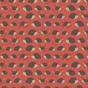 Könnte beinhalten: Ein nahtloses Muster mit braunen Igeln auf rotem Hintergrund. Die Igel sind von kleinen orangefarbenen und gelben Blättern umgeben.