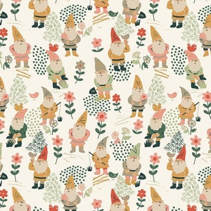 Op de afbeelding: Een witte achtergrond met een herhalend patroon van gnomen in verschillende poses. De gnomen dragen rode, gele en blauwe mutsen en hebben witte baarden. Ze zijn omringd door groen gebladerte, roze bloemen en kleine vogels.