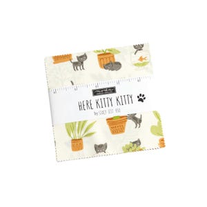 Puede incluir: Cuadrados de tela con un patrón repetido de gatos grises, plantas en macetas y una pecera sobre un fondo crema. La tela está envuelta con una banda blanca que dice "HERE KITTY KITTY" e incluye una huella de pata.