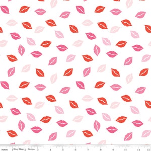 Può includere: Tessuto bianco con un motivo ripetitivo di labbra rosse, rosa e rosa chiaro.