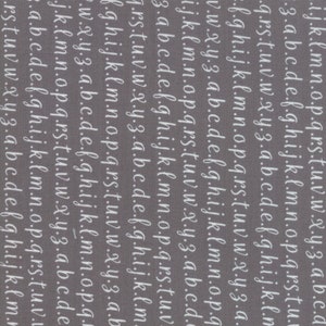 Puede incluir: Una tela gris con un patrón blanco repetido del alfabeto en una fuente manuscrita.