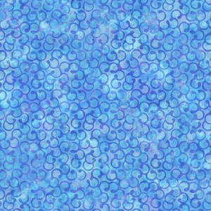 Op de afbeelding: Een naadloos stofpatroon in blauwtinten. Het ontwerp toont een herhalend patroon van gestileerde, onderling verbonden wervelingen tegen een gevlekte achtergrond. Het kleurenpalet omvat lichte en donkere blauwtinten, waardoor een textuureffect ontstaat.