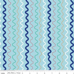 Puede incluir: Un patrón sin costuras de líneas onduladas en azul, blanco, naranja y rojo sobre un fondo azul claro. El patrón se repite verticalmente y horizontalmente.