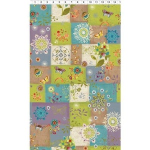 Op de afbeelding: Een patchwork stoffen ontwerp met een verscheidenheid aan kleuren en patronen, waaronder groen, blauw, paars en bruin. De stof bevat bloemmotieven, vlinders en geometrische vormen.