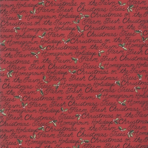 Puede incluir: Tela roja con un patrón repetido del texto "Christmas on the Farm", "Farm Fresh Christmas Trees", "Homegrown Holidays" y "Christmas Trees". El texto está en escritura cursiva negra con pequeñas ramas de acebo verdes dispersas.